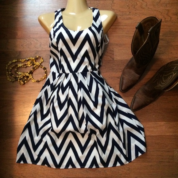 Annabelle Dresses & Skirts - Annabelle boutique chevron button\zip back small